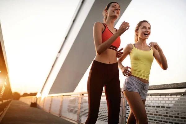 Mulheres Bonitas Encaixam Trabalhando Uma Cidade Correr Correr Exercitar Pessoas — Fotografia de Stock