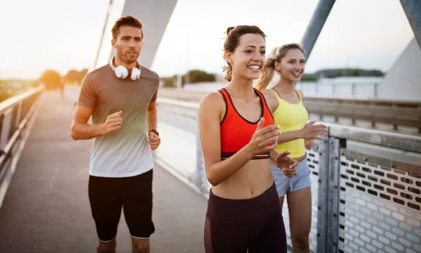 Treino Matinal Felizes Amigos Forma Atravessar Ponte Viver Estilo Vida — Fotografia de Stock