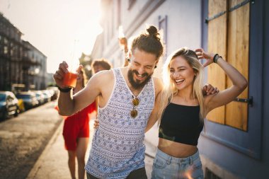Birbirine aşık genç turist çifti geziyor ve kaynaşıyor.