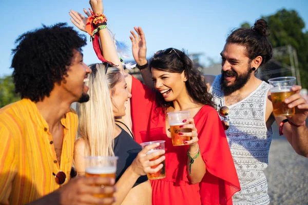 Vrolijke Groep Vrienden Die Plezier Hebben Reizen Glimlachen — Stockfoto