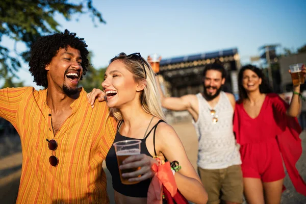 Grupo Amigos Felices Divirtiéndose Viajando Sonriendo Juntos Aire Libre — Foto de Stock