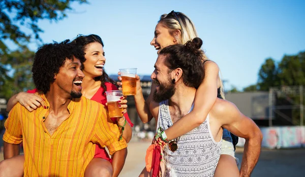 Vrolijke Groep Vrienden Die Plezier Hebben Reizen Glimlachen — Stockfoto