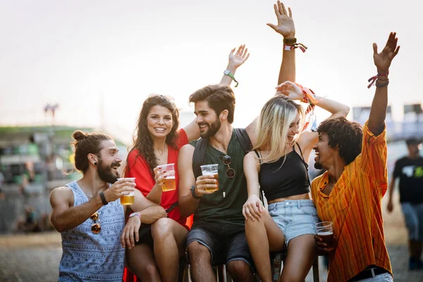 Grupo Jovens Felizes Apreciando Festival Música Livre — Fotografia de Stock