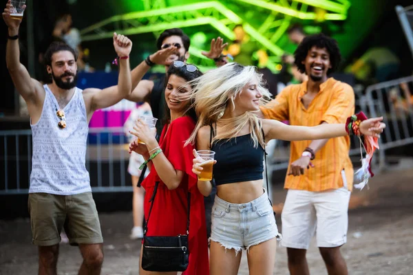一群快乐的年轻人享受户外音乐节 — 图库照片