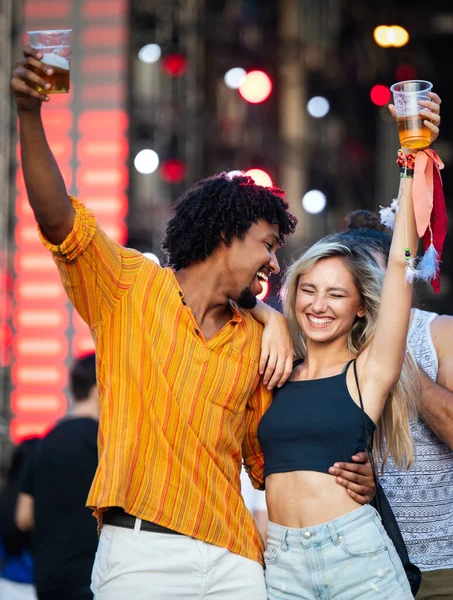 Pareja Joven Alegre Bailando Festival Música — Foto de Stock