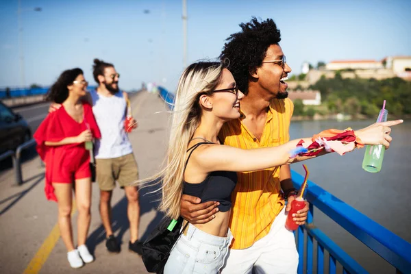 Grupo Jóvenes Amigos Felices Pasando Rato Disfrutando Bebidas Festival —  Fotos de Stock