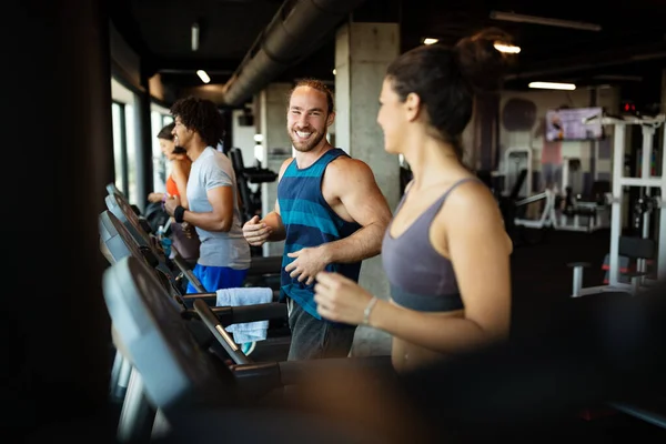 Modern Spor Salonunda Koşu Bandında Koşan Bir Grup Genç — Stok fotoğraf