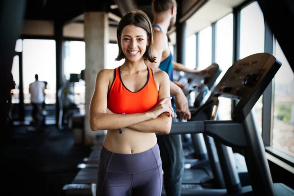 Porträt Einer Ziemlich Fitten Sportlichen Frau Fitnessstudio — Stockfoto