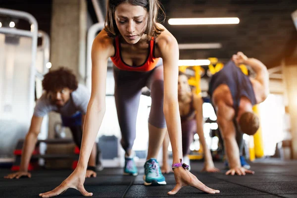 Mutlu Insanlar Sağlıklı Kalmak Için Spor Salonunda Birlikte Egzersiz Yaparlar — Stok fotoğraf