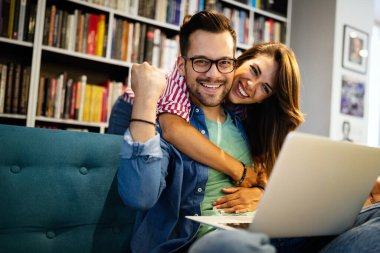 Öğrenciler kütüphanede birlikte okuyorlar. Çift, eğitim, teknoloji, eğitim aşkı kavramı