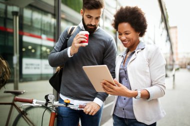 Kahve molası veren şirket dışından konuşan mutlu iş adamları..