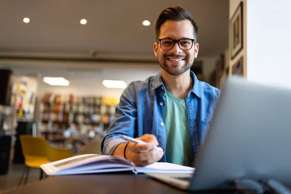Estudante Sexo Masculino Sorrindo Trabalhando Aprendendo Uma Biblioteca — Fotografia de Stock