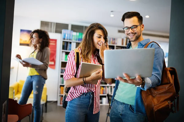 Gente Conocimiento Educación Estudio Concepto Escolar Grupo Estudiantes Felices Leyendo — Foto de Stock