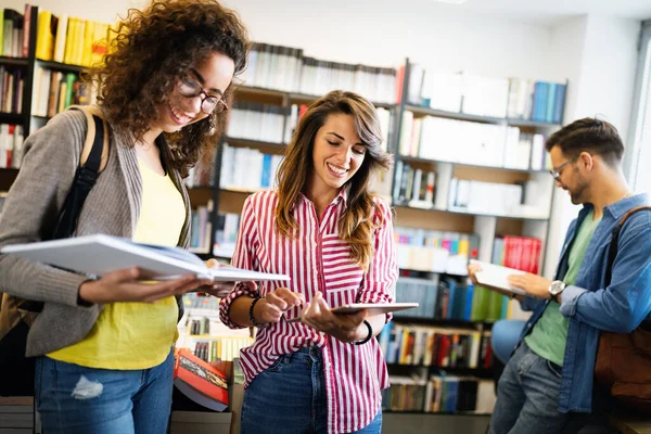 Estudante Estudando Brainstorming Analisando Biblioteca Amigos Conceito Trabalho Equipe — Fotografia de Stock