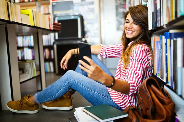 Studentin Sitzt Bibliothek Auf Dem Fußboden Und Tippt Auf Handy — Stockfoto