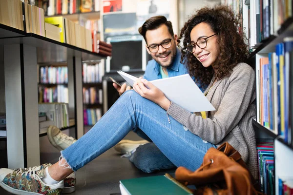 Eine Befreundete Studentengruppe Studiert Der Bibliothek Lernen Und Vorbereitung Auf — Stockfoto