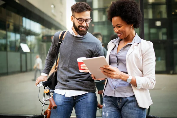 Vue Sur Les Jeunes Gens Affaires Heureux Parlant Souriant Extérieur — Photo