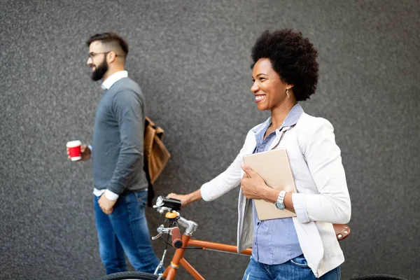 Felice Allegra Donna Affari Che Lavoro Bicicletta — Foto Stock