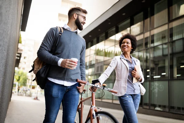 Pessoas Negócios Felizes Discutindo Sorrindo Enquanto Caminham Juntas Livre — Fotografia de Stock