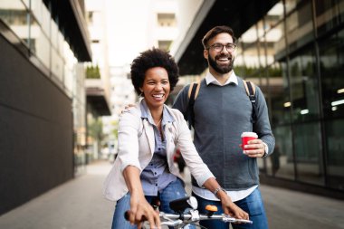 Bisikletli mutlu genç çift. Aşk, ilişki, insanlar, özgürlük kavramı.