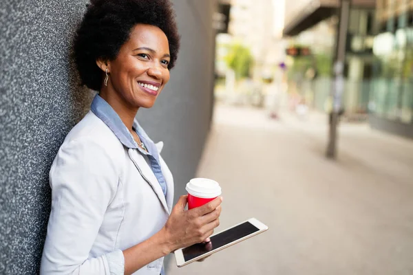 Heureuse Femme Affaires Avec Tablette Numérique Plein Air Ville — Photo