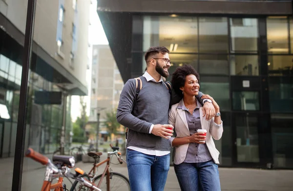 Gelukkige Zakenmensen Discussiëren Glimlachen Tijdens Het Wandelen Samen Buiten — Stockfoto