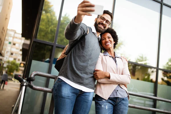 Glada Par Som Har Roligt Och Tar Selfie Leende Människor — Stockfoto