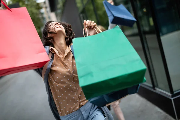 Lycklig Kvinna Med Shoppingväskor Njuter Shopping Konsumtion Shopping Resor Livsstil — Stockfoto