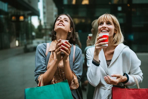 Shopping Concetto Turismo Belle Ragazze Amiche Con Shopping Bags Ctiy — Foto Stock