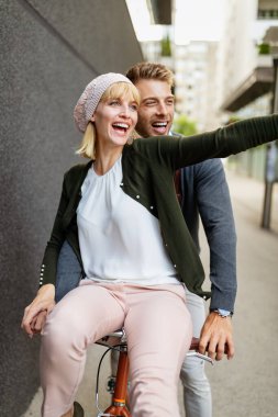 Gülümseyen mutlu çift dışarıda birlikte eğleniyor. İnsanlar, çiftler, mutluluk, aşk konsepti