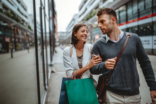 销售旅游热爱消费主义和人的观念 在城里带着购物袋的快乐夫妻 — 图库照片