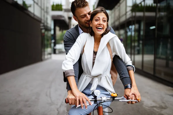 Güzel Mutlu Aşık Bir Çift Şehirde Bisiklet Sürüyor Eğleniyor — Stok fotoğraf
