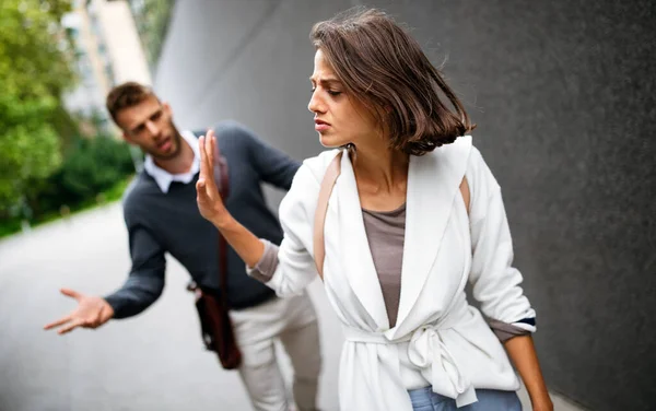 Casal Frustrado Discutindo Tendo Problemas Casamento Livre — Fotografia de Stock