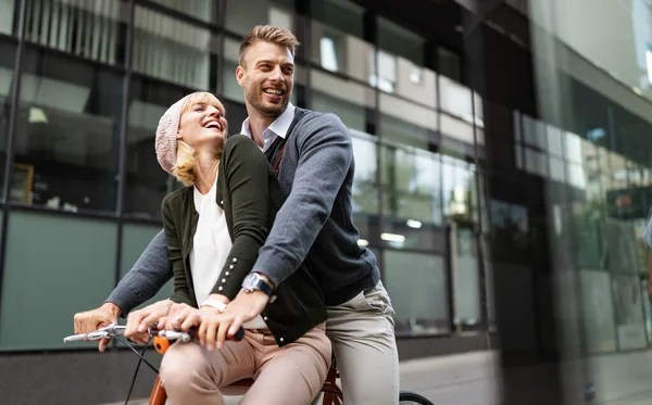 Nahaufnahme Eines Verliebten Paares Das Fahrrad Fährt Und Spaß Der — Stockfoto