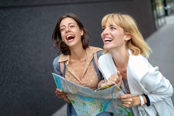 Jovens Turistas Bonitos Felizes Mulheres Passear Cidade Férias — Fotografia de Stock