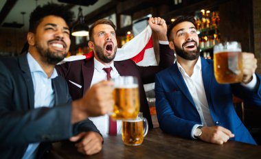 Bardaki yakışıklı iş adamları spor müsabakası için tezahürat yapıyor.