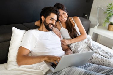 Odadaki laptoplu mutlu çift.