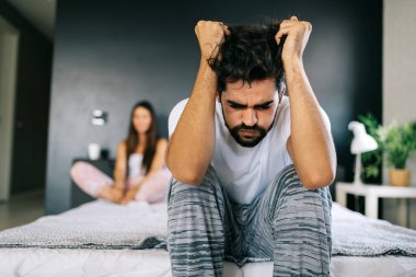 Stresli mutsuz çift tartışıyor ve evlilik sorunları yaşıyor.