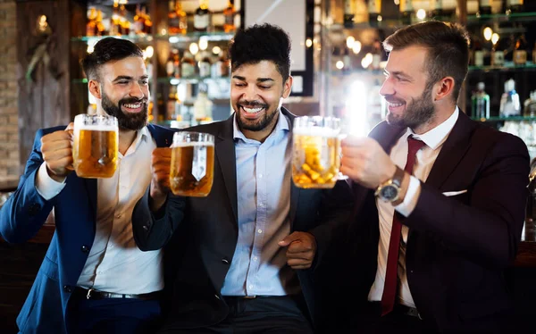 Όμορφοι Νεαροί Επιχειρηματίες Πίνουν Μπύρα Μιλάνε Και Χαμογελούν Ενώ Ξεκουράζονται — Φωτογραφία Αρχείου