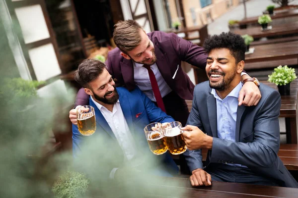 Ευτυχισμένοι Νεαροί Επιχειρηματίες Που Πίνουν Μπύρα Και Μιλάνε Στην Παμπ — Φωτογραφία Αρχείου