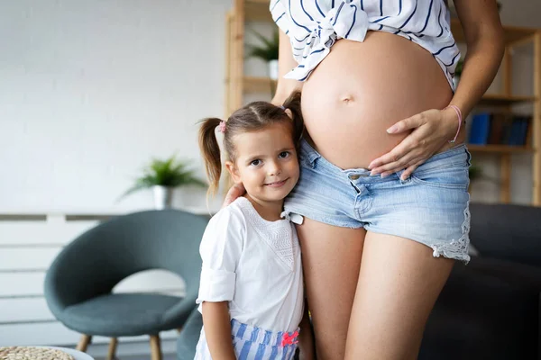 Gelukkige Familie Mooie Zwangere Moeder Met Schattig Kind — Stockfoto