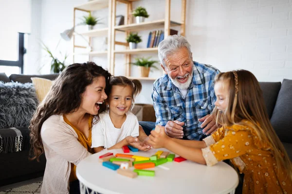 Mutlu Neşeli Bir Aile Evde Oynuyor Birlikte Eğleniyor — Stok fotoğraf