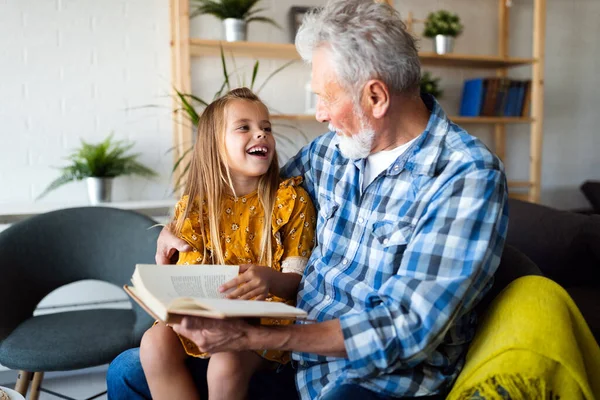 Niña Feliz Con Lindo Abuelo Leyendo Libro Cuentos Casa — Foto de Stock