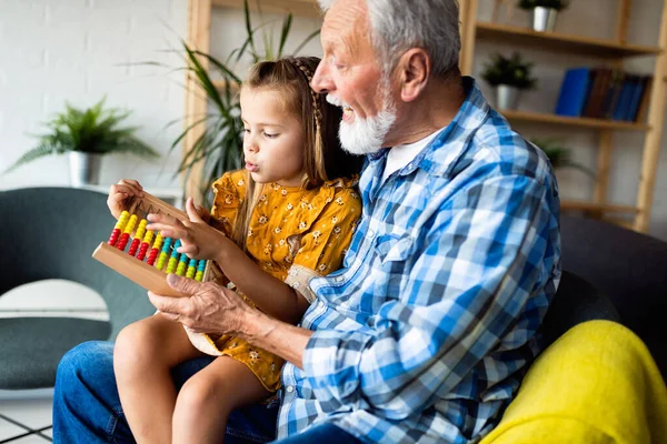 Nagyapa Kislánya Együtt Játszanak Otthon Boldogság Család Kapcsolat Tanulás Fogalma — Stock Fotó