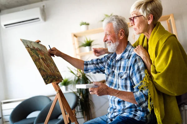 Porträt Eines Lächelnden Schönen Seniorenpaares — Stockfoto