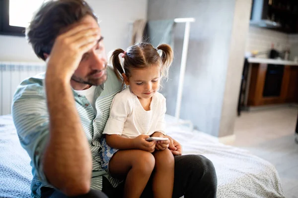 Personnes Enfants Concept Technologie Toxicomanie Petite Fille Avec Smartphones Maison — Photo