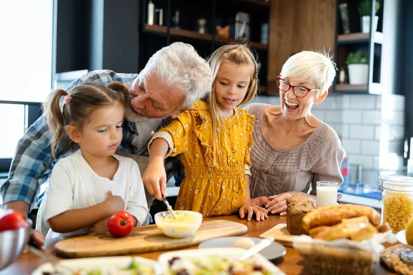 미소를 조부모 가집에서 아이들 과즐거운 시간을 보내는 — 스톡 사진