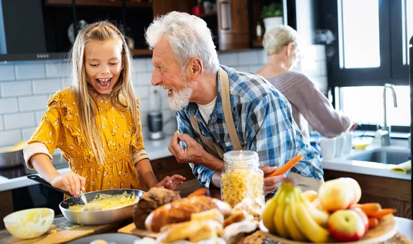 Heureux Couple Âgé Prenant Petit Déjeuner Avec Leurs Petits Enfants — Photo