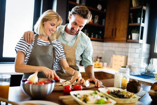 Retrato Feliz Casal Jovem Adorável Cozinhar Juntos Cozinha Casa — Fotografia de Stock