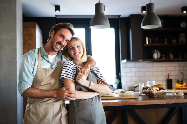 Schöne Junge Schöne Paar Spricht Und Lächelt Beim Kochen Gesundes — Stockfoto